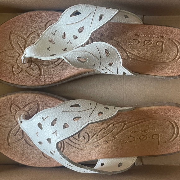 Brand New Women’s B.O.C. White Thong Sandals - Picture 3 of 5
